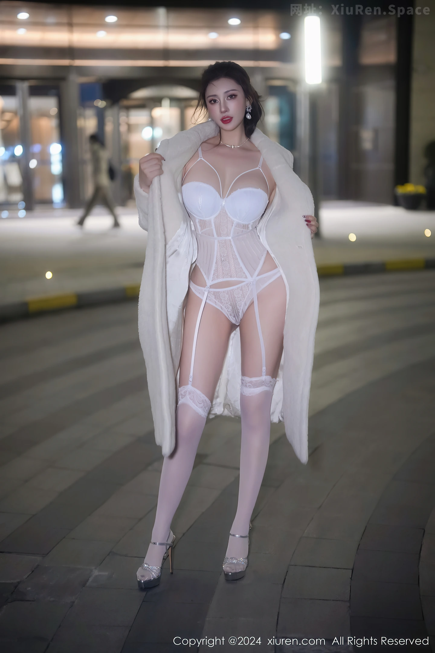 图片[2]-[XiuRen秀人网]VOL.7978 新人模特蕾蕾醒了没性感白色蕾丝情趣服饰配白丝吊袜诱惑写真75P-秀人网官方网站